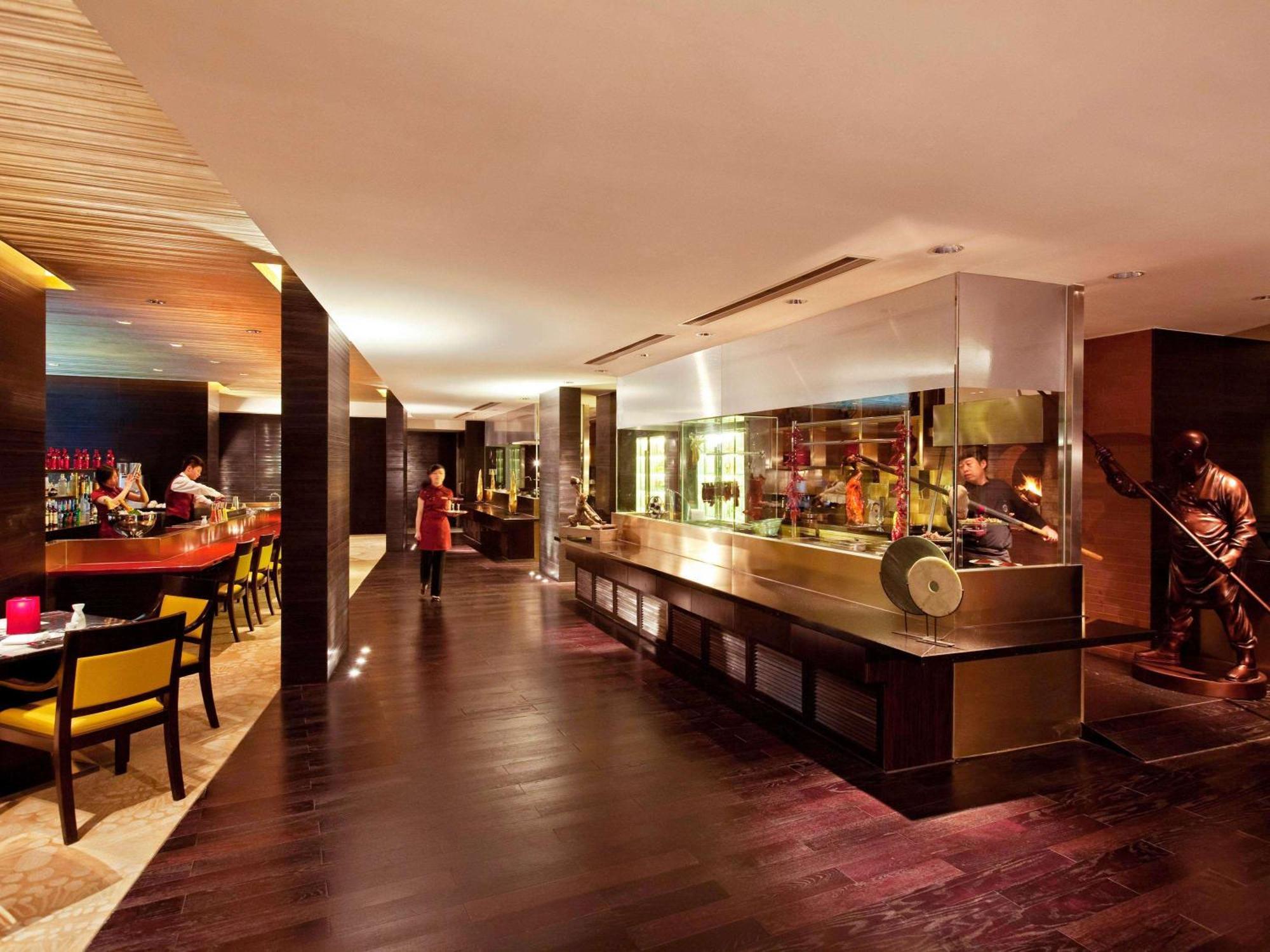 Fairmont - 20 Minutes To Forbidden By Metro Hotel